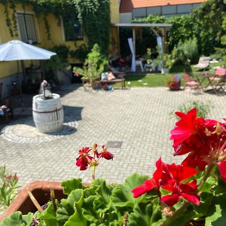 Gemutliches Zimmer Im Innenhof Jois Exterior photo
